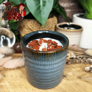 Bougie parfumée avec pierres dans un pot en céramique couleur bleue