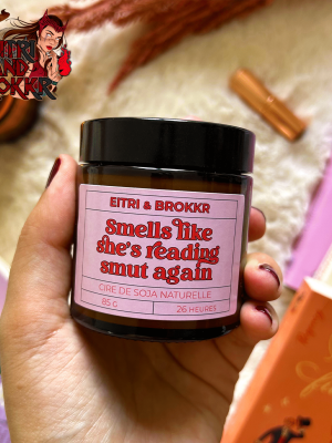Smells Like She’s Reading Smut Again – Pour les lectures Olé Olé !